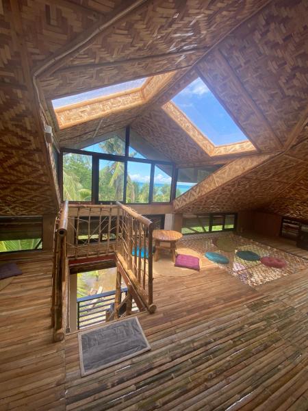 Na fotografii je vidět objekt Beach House and Attic nacházející se ve městě Nabalabag.