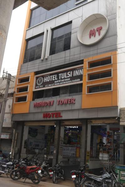 Na fotografii je vidět objekt Hotel tulsi inn nacházející se ve městě Pachpadra.