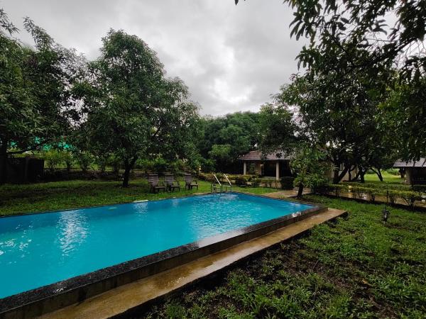 The photo shows the SaffronStays Mango Huts by the River, Pali located in the city of Nāgothana.