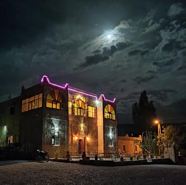 På billedet ses objektet Auberge restaurant Afoud beliggende i byen Aït Hani.