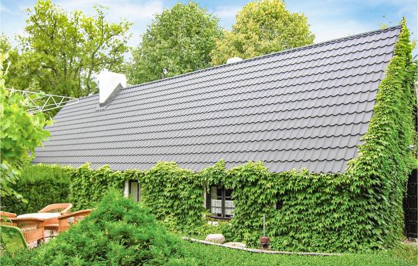 På billedet ses objektet Awesome Home In Pleszew With Wifi beliggende i byen Łaszków.