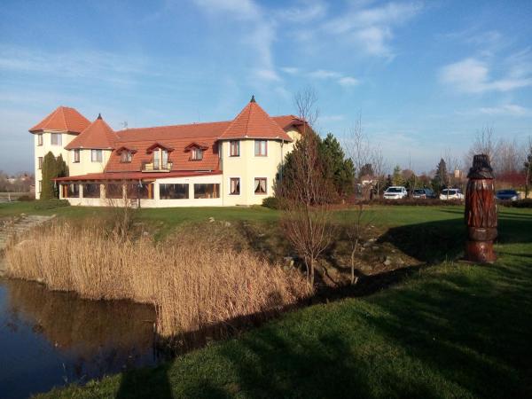 Na zdjęciu widoczny jest obiekt Penzión pri rybníku położony w mieście Horná Potôň.