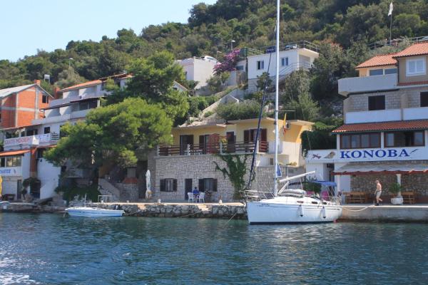Nella foto è visibile l'oggetto Apartments by the sea Zaklopatica, Lastovo - 8347 situato nella città di Lastovo.