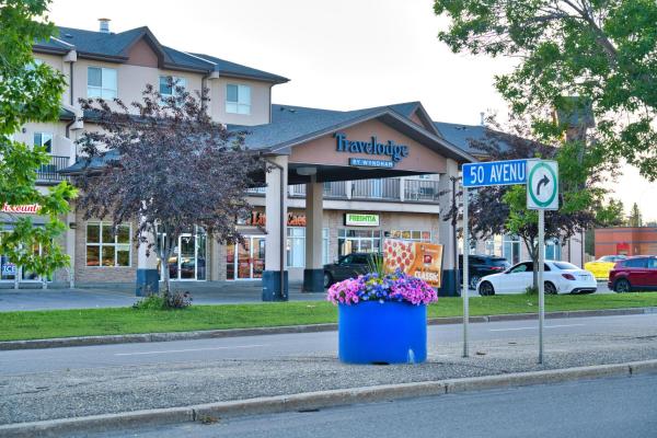 Na fotografii je vidět objekt Travelodge by Wyndham Wetaskiwin nacházející se ve městě Wetaskiwin.