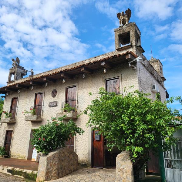 Op de foto is het object Hostal casa de las gargolas te zien, gelegen in de stad Amapala.
