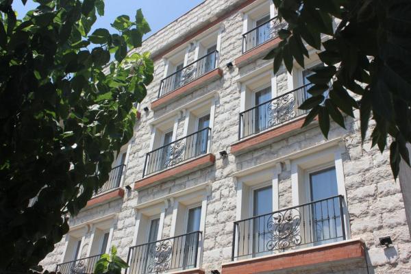 A la foto es mostra l'objecte Maxx Marine situat a la ciutat de Konak.
