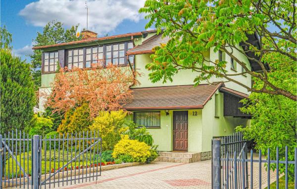 Na zdjęciu widoczny jest obiekt Nice Home In Szczedrzyk With Sauna położony w mieście Ozimek.