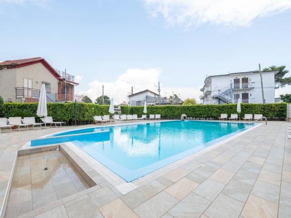 Stunning Villa In Paestum With Shared Swimming Pool - Paestum