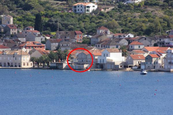 Na fotografii je vidět objekt Apartments and rooms by the sea Vis - 2452 nacházející se ve městě Vis.
