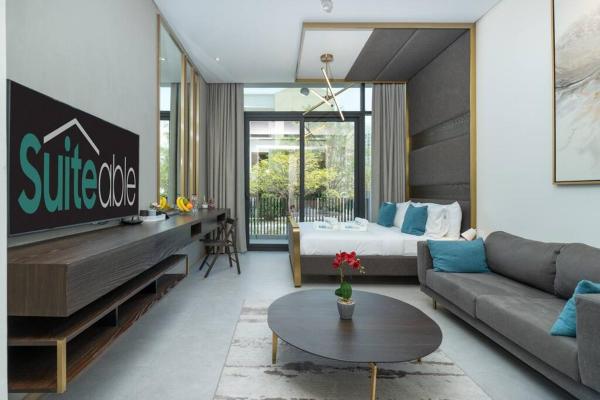 Na fotografii je vidět objekt Modern studio w spacious terrace in JVC -Suiteable nacházející se ve městě Dubaj.