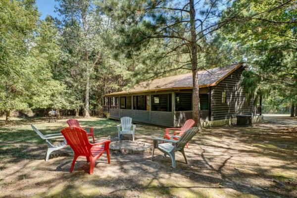 På bildet vises objektet Private Broken Bow Cabin w/ Hot Tub + Gazebo! som ligger i byen Broken Bow.