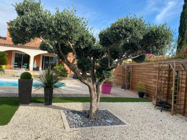 A la foto es mostra l'objecte Villa en bordure de Garrigue situat a la ciutat de Poulx.