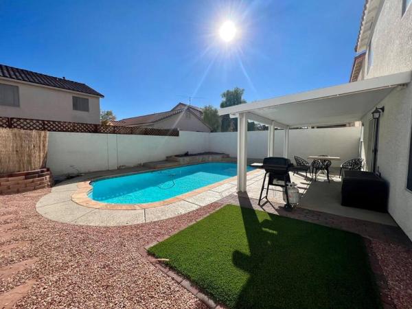 Modern Farmhouse ~ 4 Bd Home With A Sparkling Pool - Las Vegas