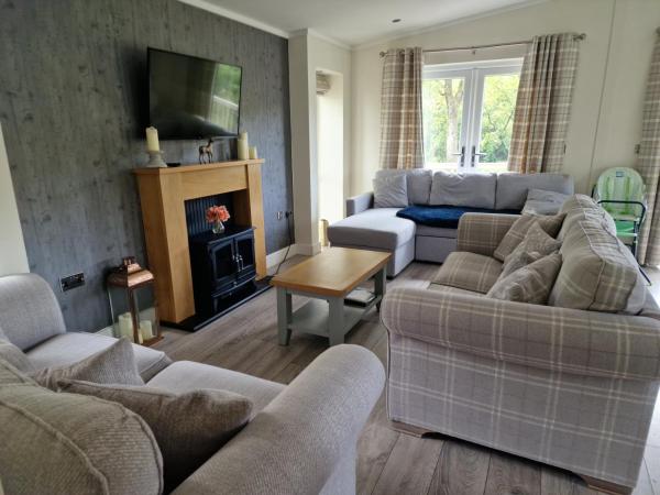 På billedet ses objektet Lodge - Sleeps 6 hot tub & pet friendly beliggende i byen Garthbeibio.