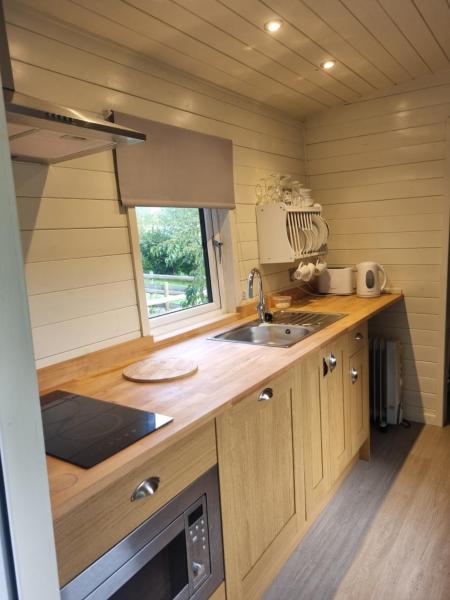 På billedet ses objektet Glamping Hut - Sleeps 2 hot tub & parking beliggende i byen Garthbeibio.