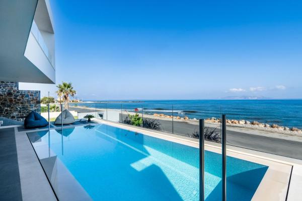 Auf dem Foto ist das Objekt Dia's Blue 8 Bedrooms Seafront Villa in der Stadt Gournes zu sehen.