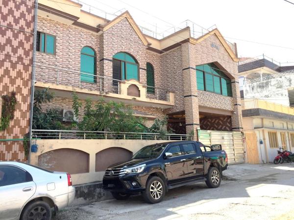 Na foto é possível ver o objeto C4 Mirpur City AJK Overseas Pakistanis Villa - Private House & Car Parking localizado na cidade de Burotiān.