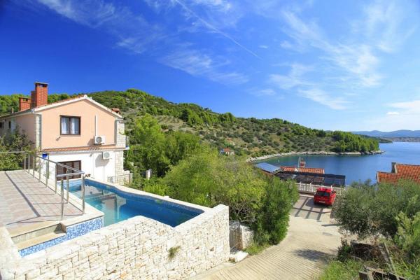 På billedet ses objektet Seaside family friendly house with a swimming pool Cove Mikulina Luka, Korcula - 20116 beliggende i byen Otočić Ošjak.