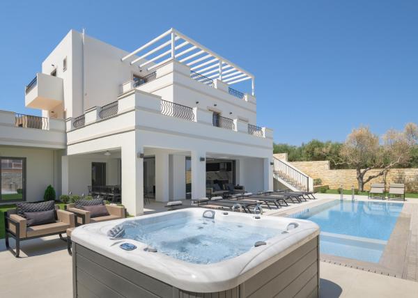 På billedet ses objektet Ivory Villa, Pool, Heated SpaWhirlpool, Sauna & Gym, By ThinkVilla beliggende i byen Perama.