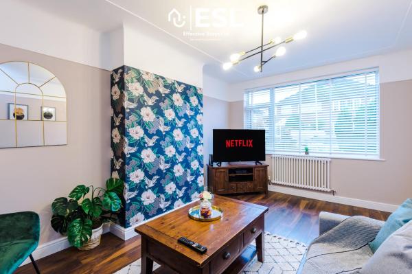 Φωτογραφία 3: Open Plan - 3 Bedroom House - Garden and Outdoor Seating - Driveway Parking - Short Drive to City Centre