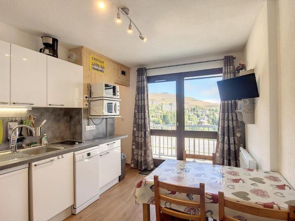 Na zdjęciu widoczny jest obiekt Studio rénové T2 avec balcon, au cœur des pistes, non fumeur - FR-1-416-32 położony w mieście La Toussuire.