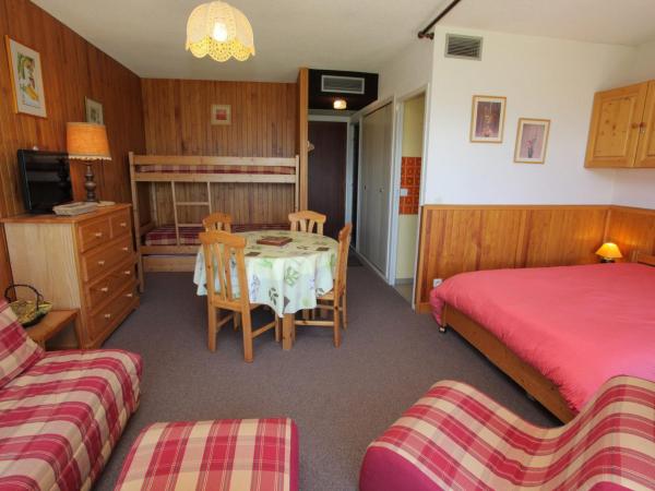 Na zdjęciu widoczny jest obiekt Studio cosy avec terrasse exposée sud - Proche pistes et commerces - FR-1-416-48 położony w mieście La Toussuire.