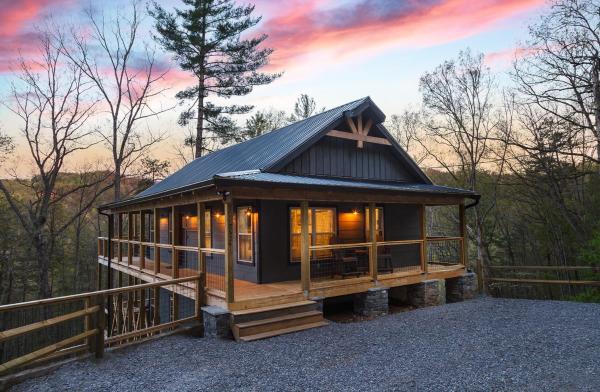 A la foto es mostra l'objecte The Gathering Place cabin situat a la ciutat de Sevierville.