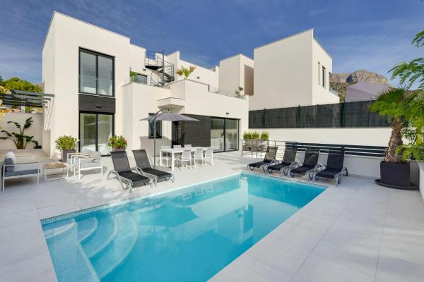 Na fotografii je vidět objekt Villa Blanka, amazing villa with Hot tube & heated pool in Polop, Alicante nacházející se ve městě Polop.