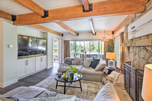 A la foto es mostra l'objecte Chic Lake House w/ Furnished Deck & Hot Tub! situat a la ciutat de Cedar Glen.