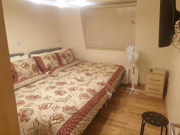 На фото показан объект London Luxury 3 bedroom 2 bathrooms flat 1 min to Redbridge Station FREE parking & WIFI, расположенный в городе Wanstead.