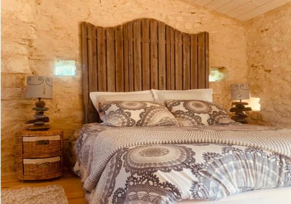 The photo shows the Un gîte spacieux et charmant : Les Charmines located in the city of Thaims.