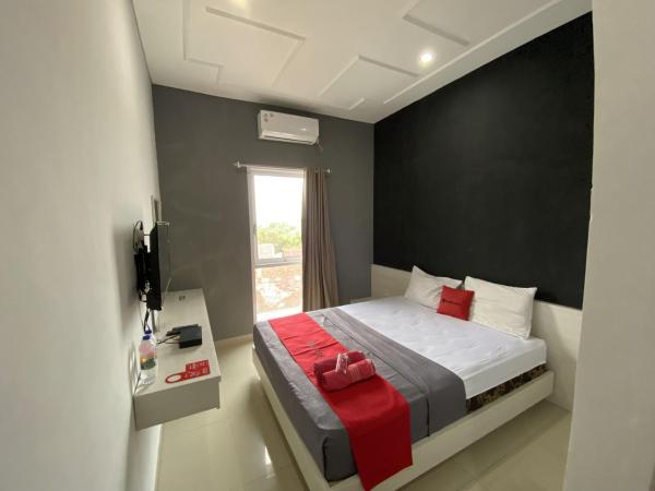Op de foto is het object RedDoorz near RSUD Margono Purwokerto 3 te zien, gelegen in de stad Kembaran.