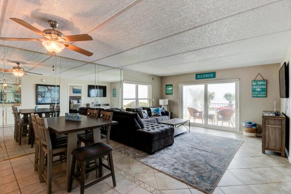 A la foto es mostra l'objecte Oceanfront Sunrise 2 Bed 2 Bath Condo with Pool situat a la ciutat de Ormond Beach.