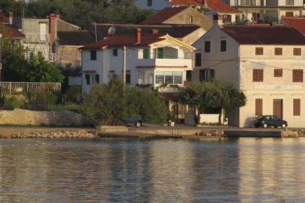Na zdjęciu widoczny jest obiekt Apartments by the sea Preko, Ugljan - 8515 położony w mieście Poljana.
