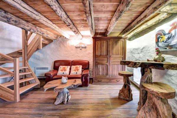 The photo shows the LA FERME de BELLINE Chalets ou Gîtes located in the city of Briançon.