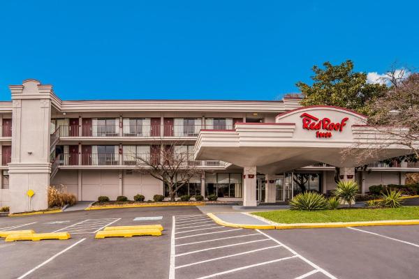 The photo shows the Red Roof Inn Baltimore South Glen Burnie located in the city of Brooklyn Park.