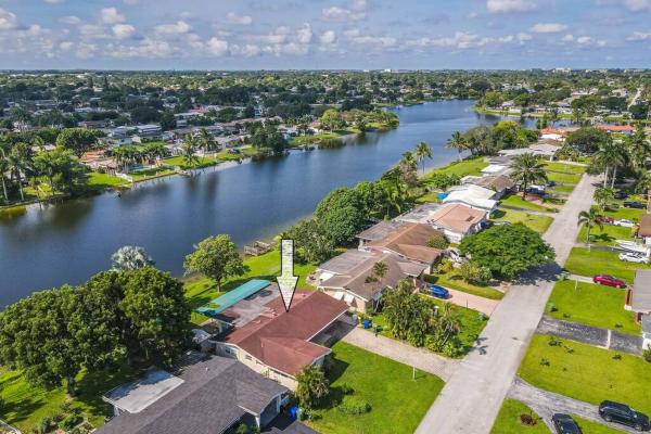 Auf dem Foto ist das Objekt Private Lakefront Home in Miami/Pembroke in der Stadt Cooper City zu sehen.