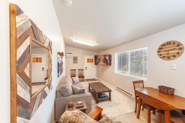Billede 2: Cozy Duplex Unit - Beautiful Lake Views!
