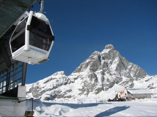 写真にはブレウイル・チェルヴィナイア市にあるCervinia in residenceが写っています。