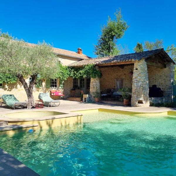 Na foto é possível ver o objeto Villa charmante à Lussan avec piscine privée et jardin closa localizado na cidade de Fons-sur-Lussan.