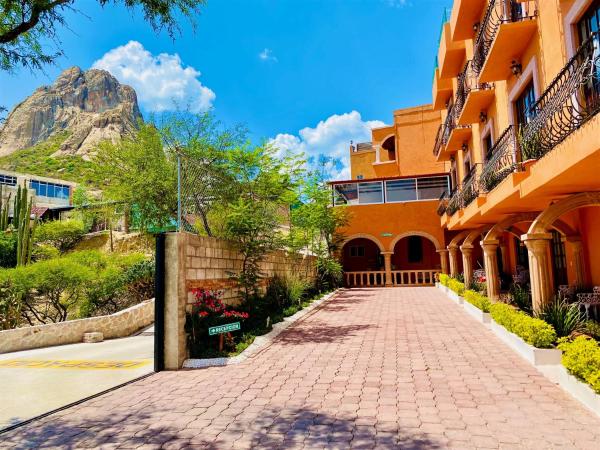 Na fotografii je vidět objekt Hotel Hacienda Real nacházející se ve městě San Antonio de la Cal.
