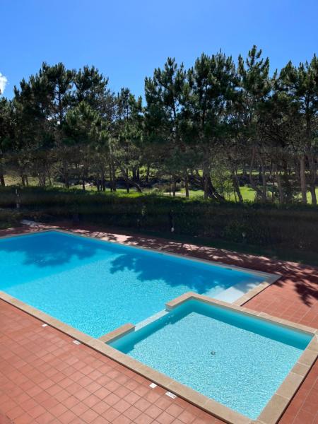 På billedet ses objektet Praia Del Rey PoolGolfView beliggende i byen Amoreira.