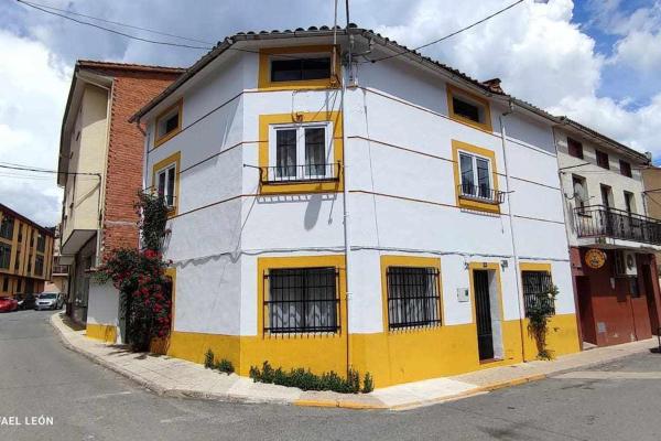 Nella foto è visibile l'oggetto La casa amarilla Candeleda situato nella città di Candeleda.