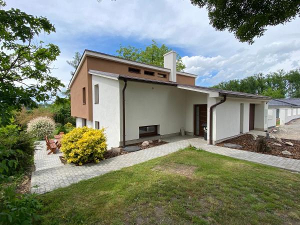 Na fotografii je vidět objekt Residence Dymokury nacházející se ve městě Mcely.