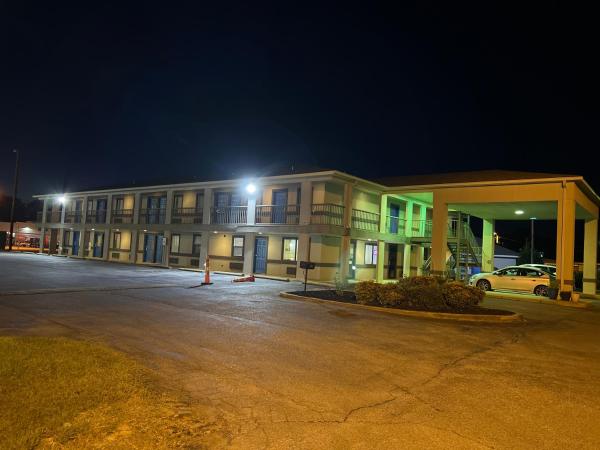 A la foto es mostra l'objecte Briarwood Inn situat a la ciutat de Aberdeen.