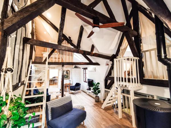På billedet ses objektet Loft atypique au calme avec cour privative beliggende i byen Bourges.