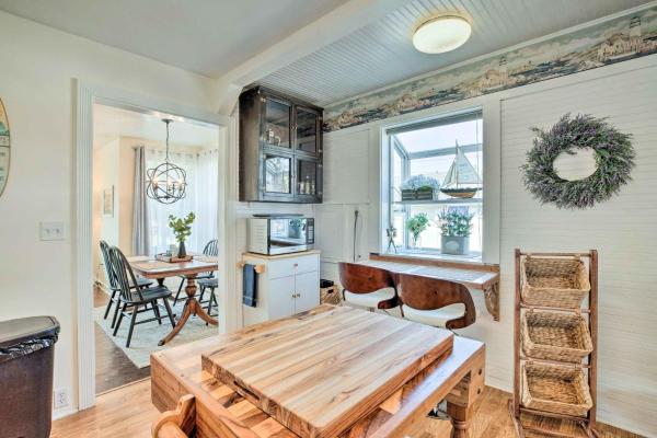 A la foto es mostra l'objecte Charming Seaview Home with BBQ, Deck and Fire Pit situat a la ciutat de Seaview.