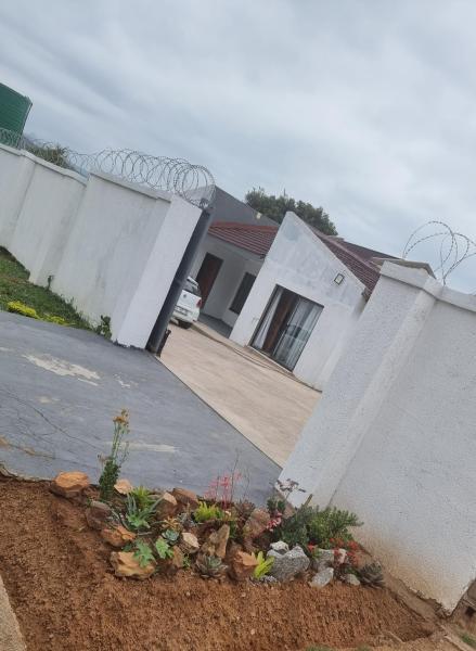 Na zdjęciu widoczny jest obiekt The Unit Party House położony w mieście Luphisi.