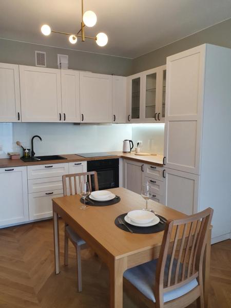 Na fotografii je vidět objekt Apartament Imara-klimatyzacja, miejsce parkingowe nacházející se ve městě Stróża.