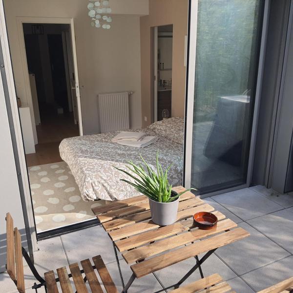 A la foto es mostra l'objecte Jolie suite parentale, chambre et salle d'eau, avec son coin de verdure à 5 minutes à pied du centre ville situat a la ciutat de Bordeus.